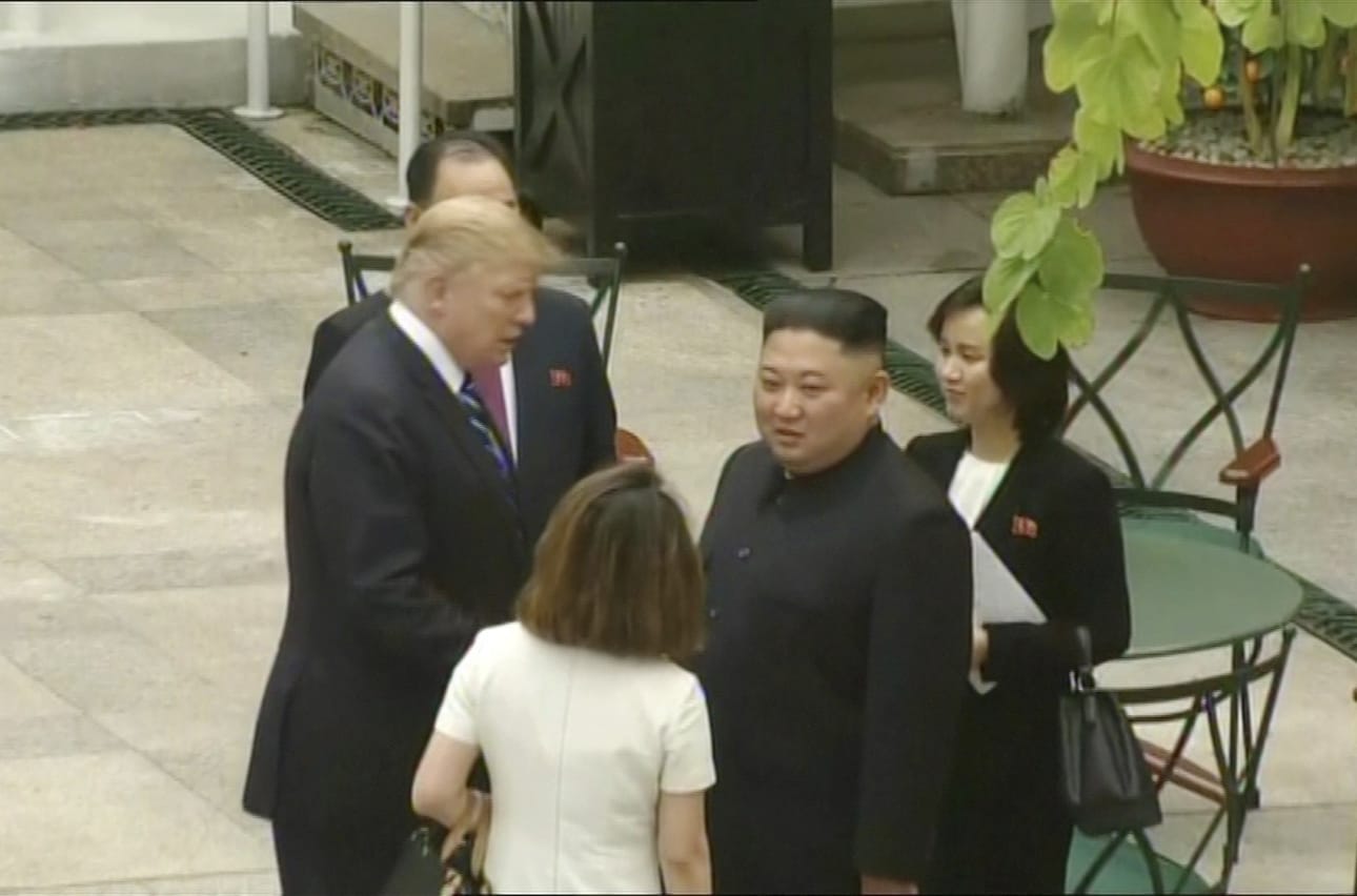 Donald Trump ja Kim Jong-un kuvattiin Hanoin neuvottelujen tauolla. Tunnelmat eivät vaikuta kovin rennoilta.