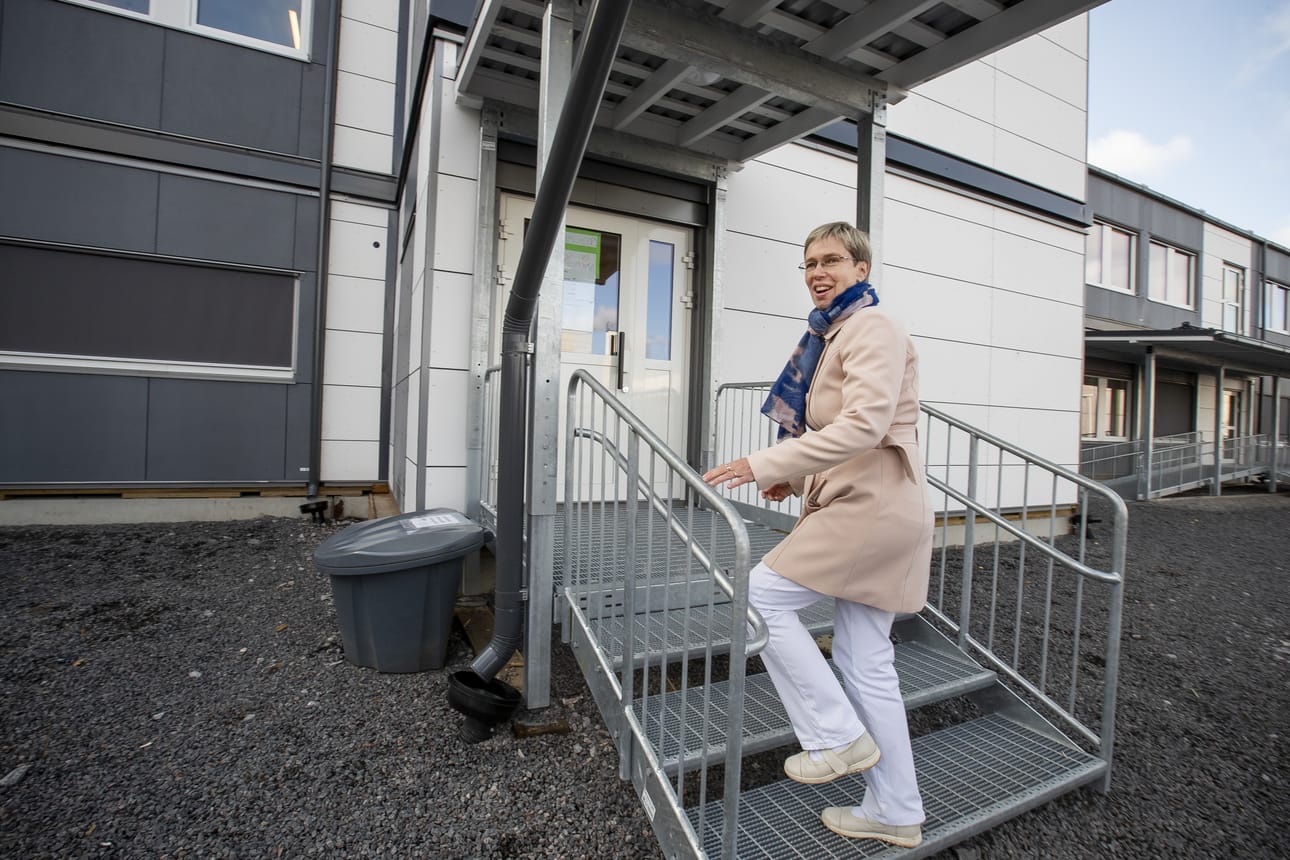 Rehtori Johanna Tupila sanoo, että väistötilat toimivat väliakaistiloina hyvin, vaikka ruokatuntimatkalla saakin tehdä 800 metrin lenkin.