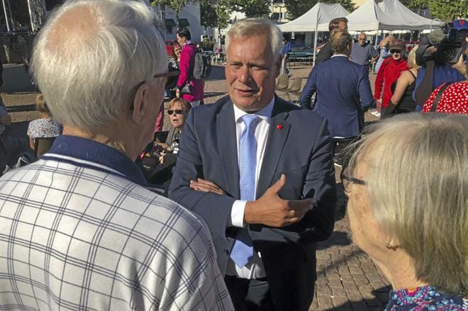 Sdp:n puheenjohtaja Antti Rinne tapasi eläke- ja asuntoasioista huolestuneita kansalaisia Lohjan torilla ennen kesäkokouksen alkua. KUVA: Aki Taponen