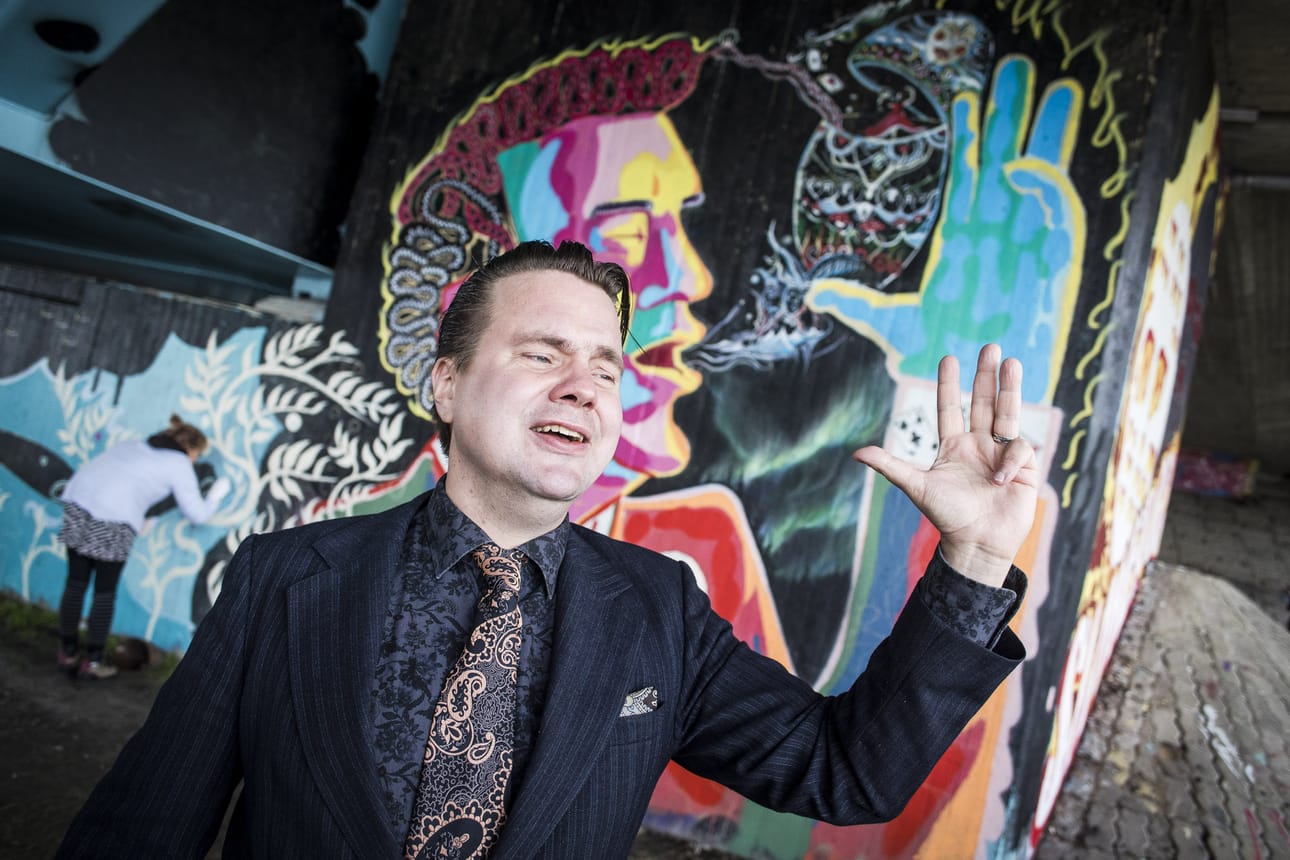 Jaakko Laitinen & Väärä raha -yhtyeen keulahahmo Jaakko Laitinen kertoo lauantaina Rovaniemen Rock Academyn klinikalla, miten marginaalimusiikilla rakennetaan uraa kotimaisille ja ulkomaisille markkinoille.