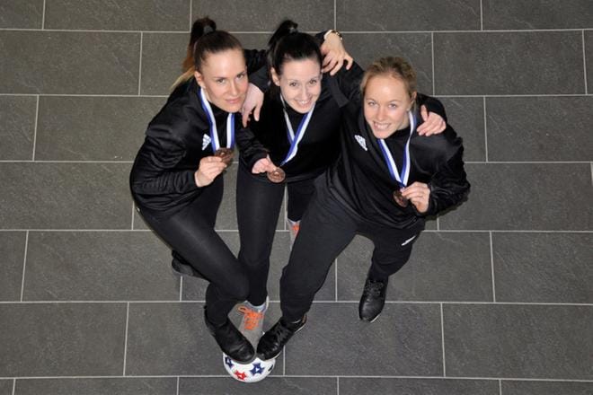 Viime kauden päätteeksi Maarit Vitikka, Tiialeena Hakala ja Tiina Takala juhlivat futsalin SM-pronssia. Tällä kaudella mukana ovat Vitikka ja Hakala. Kuva: Jaakko Jokela