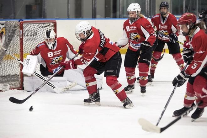 Krista Rahunen (numero 19) pelasi kauden ensimmäisen liigaottelunsa. KUVA: JARNO PELLINEN