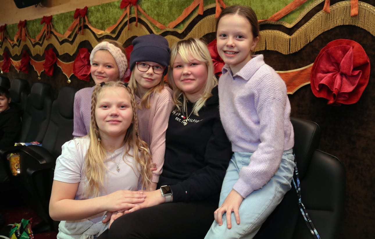 Siskokset ja serkukset Nenna Alaranta, Sinna Alaranta, Jannika Haapasaari, Janna Alaranta ja Josanna Haapasaari löysivät mieluisan paikan takarivistä.