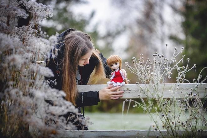 Elvia Lavila myös valmistaa nukeilleen vaatteita. Hän on esimerkiksi ommellut nuken päällä olevan punaisen mekon. KUVAT: JAAKKO ELENIUS