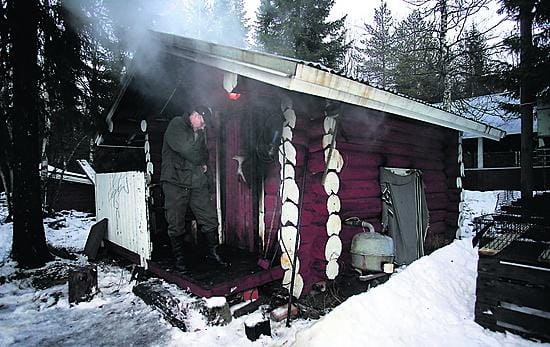 Suomussalmen Näätäpirtissä palvataan joulun herkkuja.