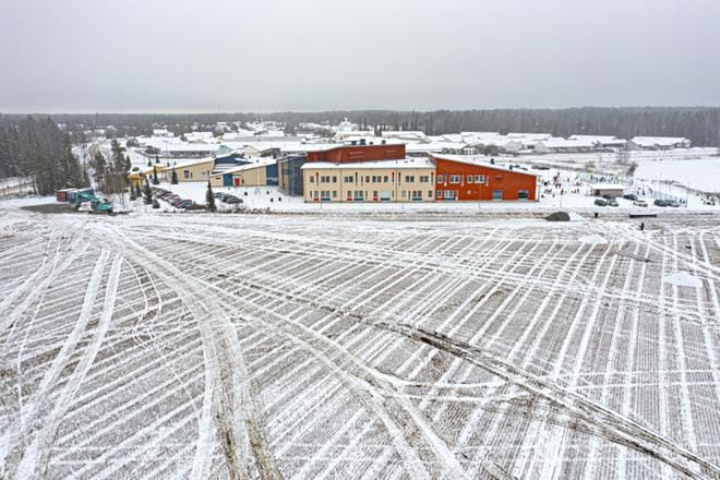OmaSp Stadionin tekonurmi siirretään ensi keväänä Kertunlaakson koulun taakse tulevalle kentälle. KUVA: KARI LÖFHJELM