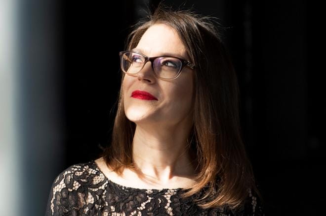 Ilmajoelta lähtöisin oleva runoilija Miia Toivio sanoo, että harva kirjailija puhui ilmastonmuutoksesta, kun hänen esikoiskokoelmansa vuonna 2007 julkaistiin. Nyt siitä kirjoittaa joukko eturivin lyyrikoita. KUVA: MILKA ALANEN