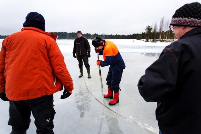 Kyrösjärven rannalle rakennettava jääkaruselli toimii ekologisesti akulla. Töitä tekemässä Matti Mäkineste, Pentti Pyylanti, Esko Takala, Esko Vieri ja Hannu Salo. Kuvat: Krista Luoma