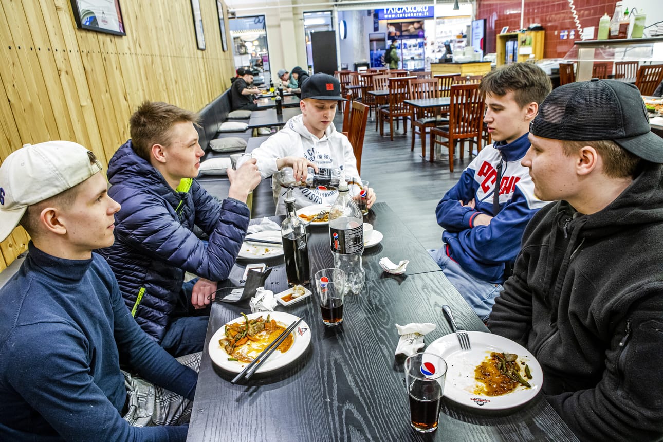 Lyseonpuiston lukiolaiset Cristian Koivula, Tuomas Karvanen , Valtteri Setälä ja Aleksi Haataja sekä matkailualaa opiskeleva Ville Nikkarinen toetavat, että kesätöitä kyllä löytyy, jos ei ole liian valikoiva. Tuntipalkka on nuorilla usein työehtosopimuksen minimipalkka, mikä voi toki harmittaa.