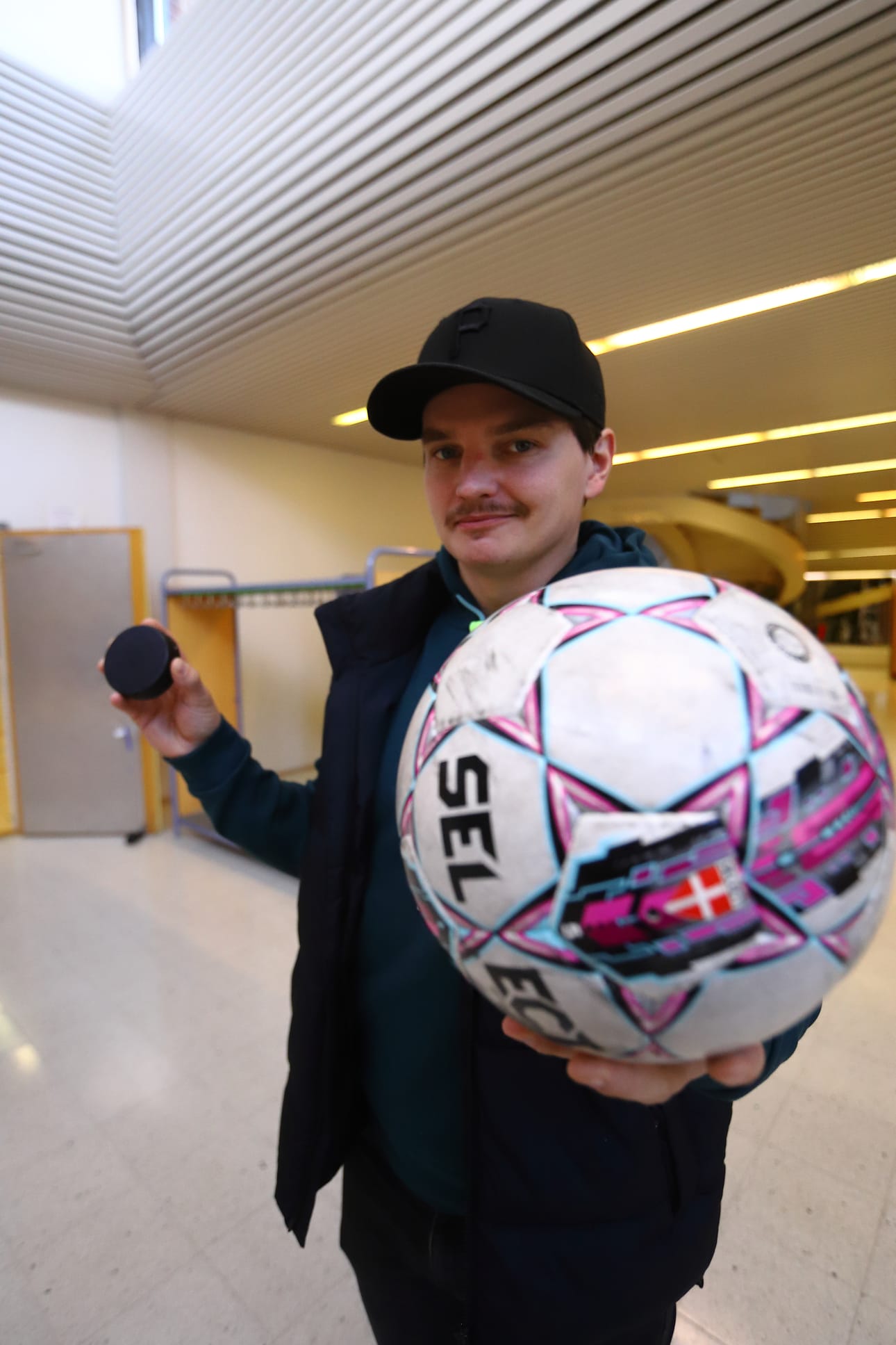 Raahe-Kiekko vaihtui AS Mooniksi ja samalla laji jääkiekosta futsaliin. Atte Junnila päätti lähteä kokeilemaan rahkeitaan toisessa hallissa.