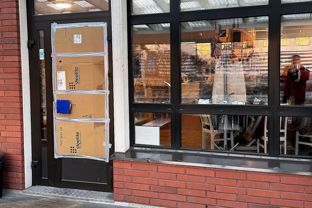 Neste Erottaja aukeaa sunnuntaisin yhdeksältä. Öinen tapahtuma ei vaikuttanut aukioloaikoihin.
