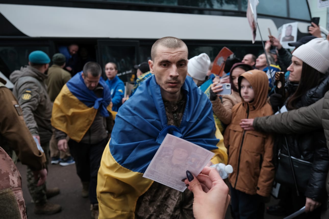 Ukrainalaisten sotavankien palautus kotiin vankivaihdon kautta on tärkeää. Entiset vangit voivat antaa tietoa Venäjän rikoksista. Sotavanki saapui Ukrainan Tshernihiviin 2. lokakuuta 2025. Vastassa oli toiveikkaita vangittujen ja kadonneiden omaisia.