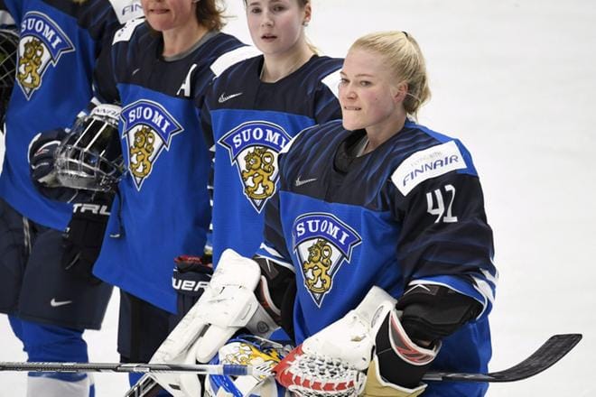 Naisleijonat valmistautuvat harjoituskuplassa MM-turnaukseen. Maalivahti Noora Räty valittiin joukkueeseen, mutta ilmoitti jättävänsä MM-kisat väliin. Kuva: Heikki Saukkomaa / Lehtikuva