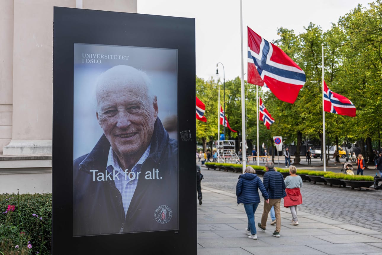 Norjalaiset laskivat liput puolitankoon keskiviikkona, kun kansan rakastama kuningas Harald saateltiin viimeiselle matkalleen.