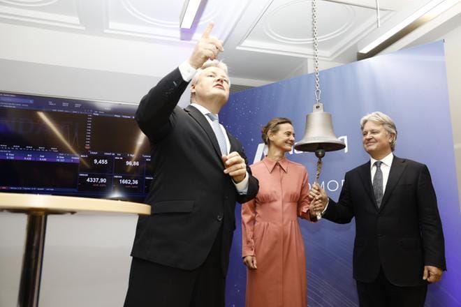 Nordean kotipaikka siirtyi tänään Suomeen. Kellonsoittotilaisuudessa Helsingin pörssitalossa Nasdaq Nordicin ja Nasdaq Tukholman toimitusjohtaja Lauri Rosendahl (vas.) Nordean riskienhallinnasta vastaava johtaja Julie Galbo ja Nordean konsernijohtaja Casper von Koskull. KUVA: Joel Maisalmi