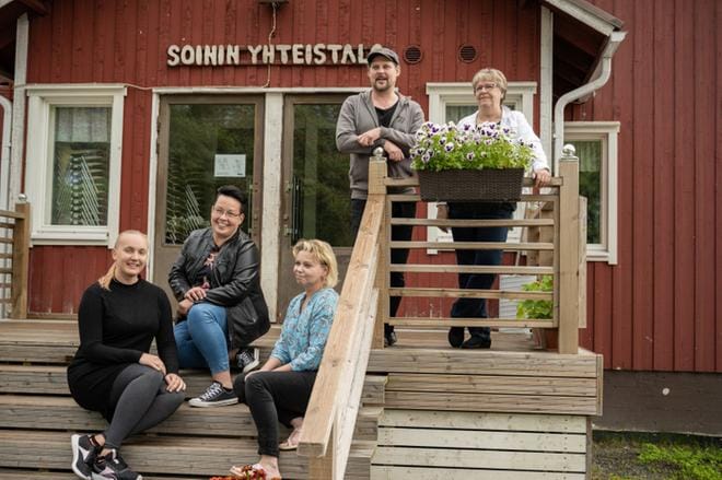 Tapahtuman valmisteluissa töitä ovat paiskineet Jenni Vähäsoini (vas.), Soinin musiikinharrastajista, sivistys- ja henkilöstöjohtaja Kati Tiala, Satu Laitila yhteistalon talotoimikunnasta, muusikko Jarkko Järvenpää ja hallintojohtaja Hannele Hannula. KUVA: AARRE LÖYTÖMÄKI