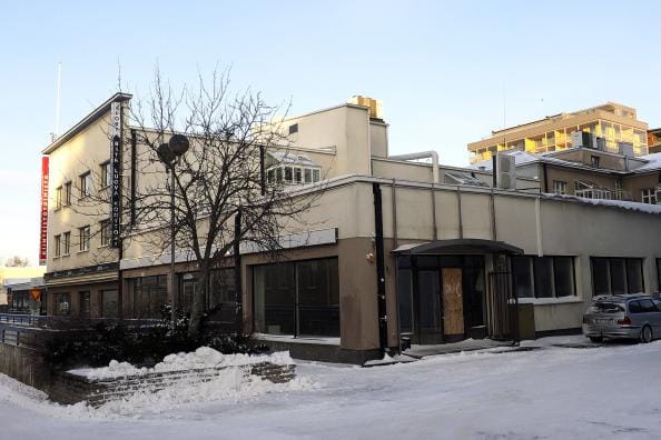 Seinäjoen ydinkeskustaan nousee korkea kerrostalo Matti Visannin kujan varrelle. Samalla uudistuu kävelykatu, kun nykyinen parkkitilan betoninen ajoluiska poistetaan. KUVA: JUSSI MUSTIKKAMAA