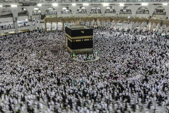 Mekkaan kerääntyneet muslimit aloittivat tiistaina Eid al-Adha -juhlan viettämisen kiittämällä Allahia saamistaan siunauksista. KUVA: Mohammed Saber/EPA