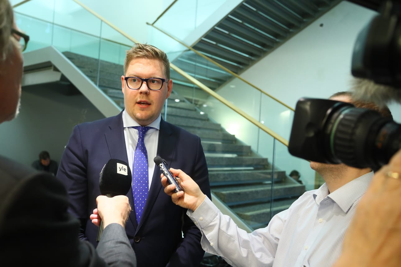 Sdp:n eduskuntaryhmän puheenjohtajan Antti Lindtmanin mukaan hallitus joutui perääntymään suunnitelmastaan tuoda uudet käänteet eduskunnan luottamusäänestykseen.