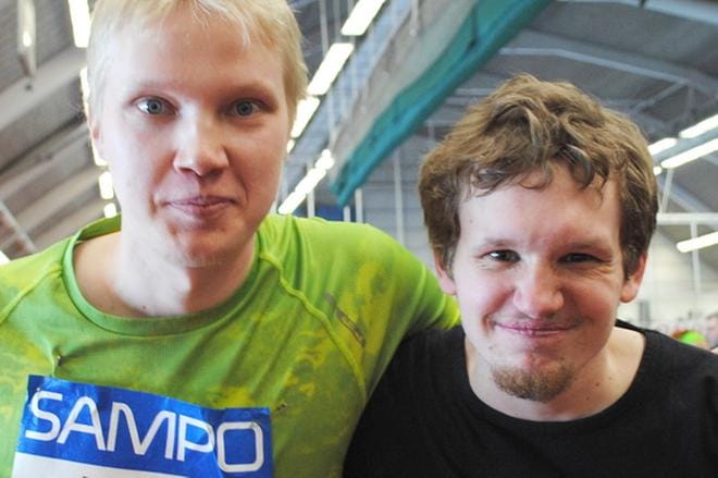 Mikael Toppari (oik.) pinkaisi 60 metrin suoran voitokkaasti. Kisaan osallistui myös hänen lenkkikaverinsa Lassi-Joonas Hakkarainen. KUVA: EEVA-LIISA KULJU