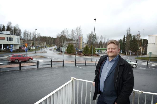 Oulun yliopiston professori Marko Huttula poikkesi viime viikolla kotipitäjään. Monet työt ovat vieneet ulkomaille ja tuoneet mukanaan monikulttuurisuuden arvostuksen. Määräaikainen professuuri Kiinan Luoyangissa päättyi viime kuussa. KUVA: SARI HEINILÄ