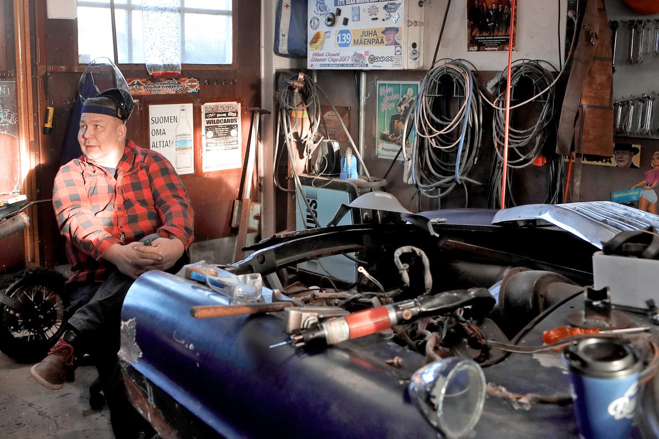 Ilmajokelainen kansanedustaja Juha Mäenpää harrastaa vanhojen autojen kunnostusta, jota hän pitää jopa vähän terapeuttisena. Työn alla on "Pyhimys-Volvo" eli vuoden 1967 Volvo P1800 S, joka pitäisi saada ajokuntoon.