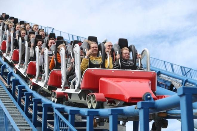 Mikkeliläiset Eero ja Ossi Torniainen (eturivissä) menivät tukka putkella Powerparkin juhannuksessa. KUVAT: JAAKKO ELENIUS