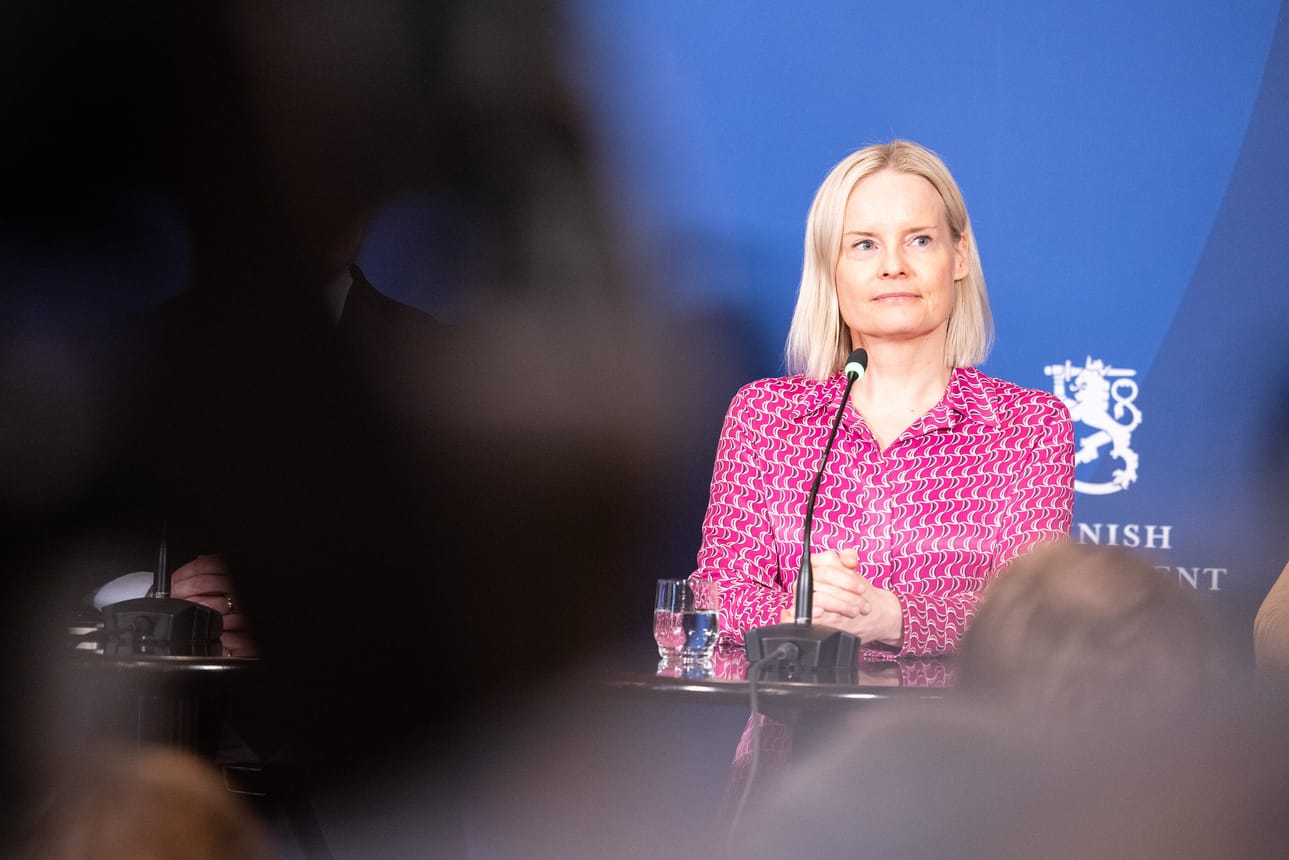 Valtiovarainministeri Riikka Purran (ps.) esittelemä valtion ensi vuoden budjetti on edelleen rankasti alijäämäinen. Purran mukaan velkaantuminen saadaan kuitenkin tulevina vuosina taittumaan.