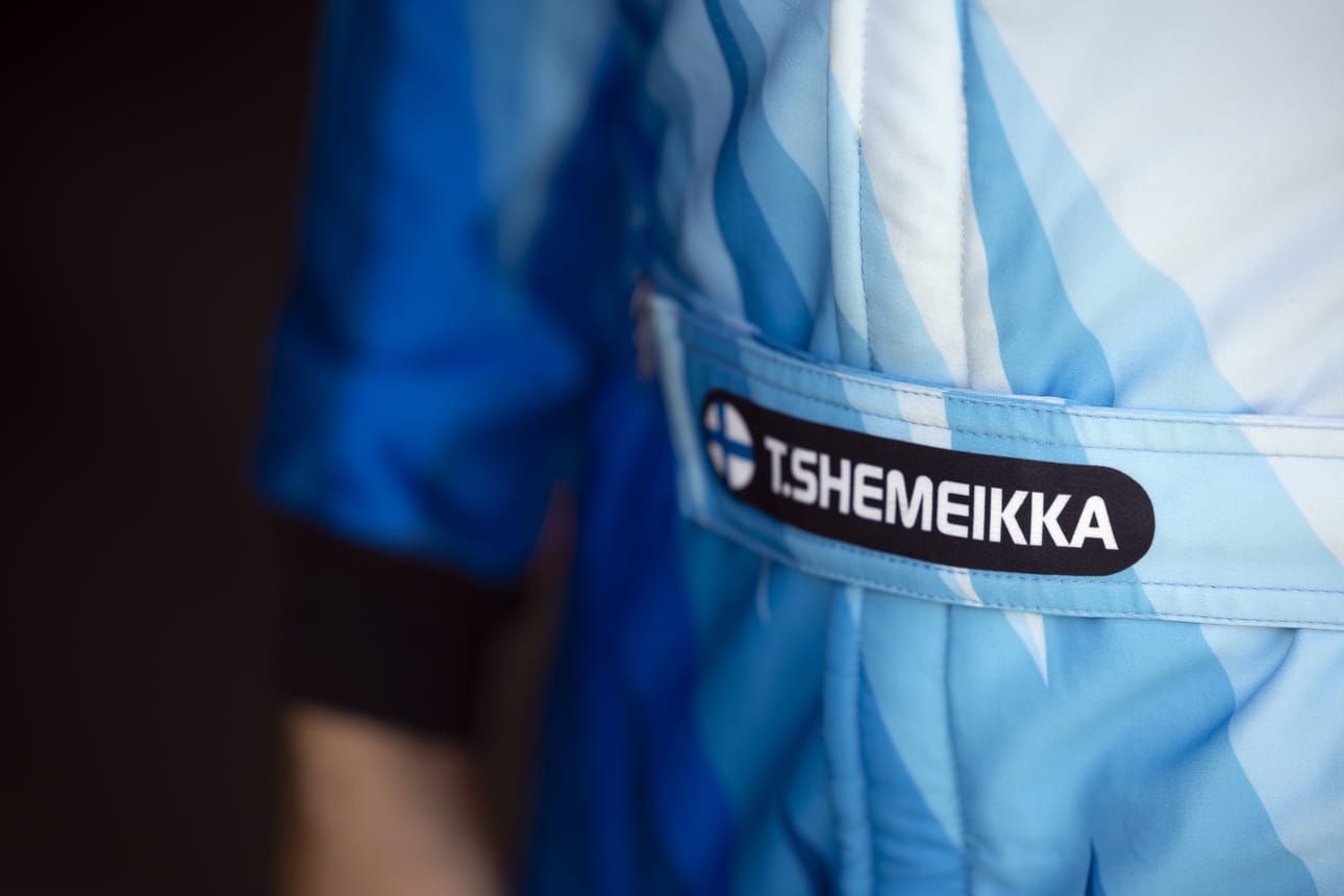 Kartturin ajovarustus on pitkälti sama kuin kuljettajan. Siihen kuuluu muun muassa tulelta suojaava alusasu, haalari ja kengät sekä niskatuki ja kypärä.