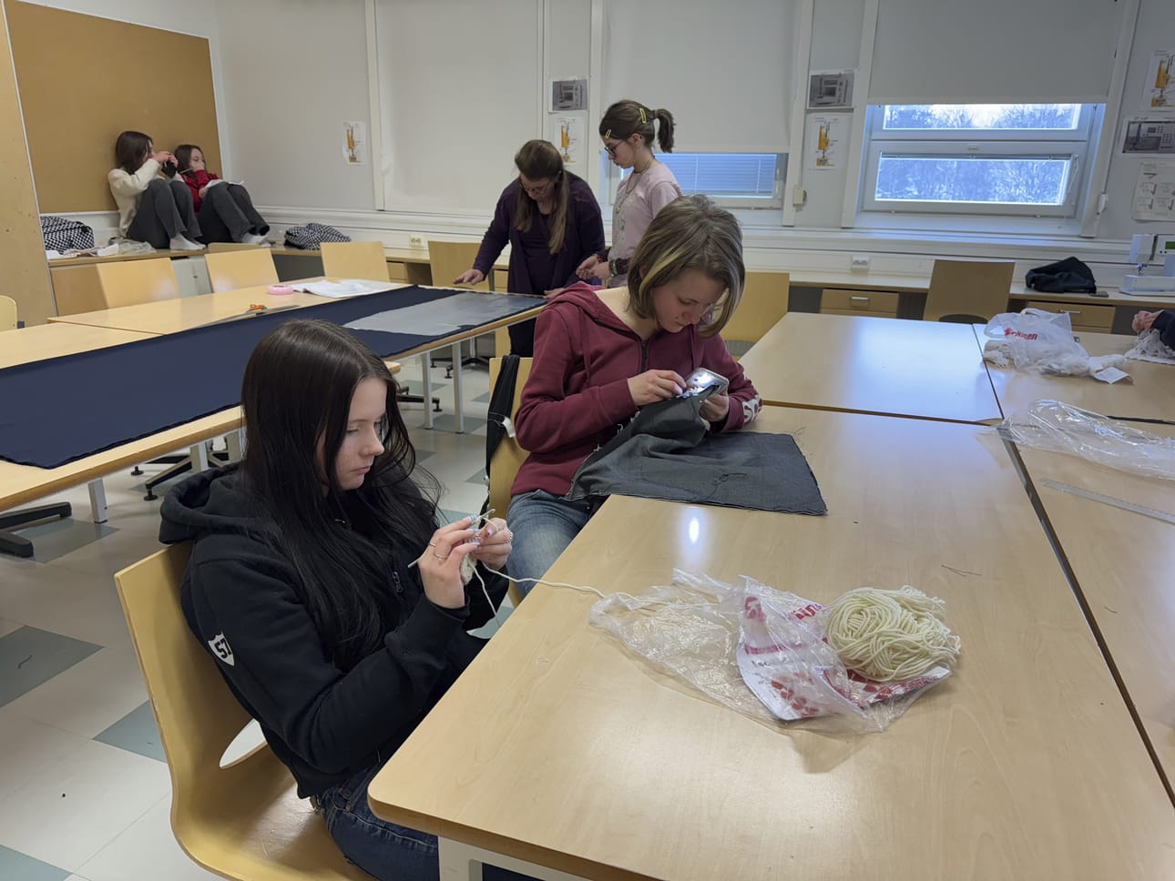 Oppilaat kehuvat, että käsityötuntien rentous ja tekeminen ovat tunneissa parasta.