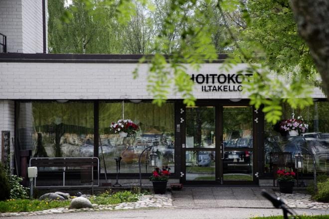 Kaksineuvoisen päätös keskittää potilaiden kanssa kosketusetäisyydellä toimivat lääkärit Kauhavan pääterveysasemalle, saattaa johtaa Lappajärven vaihtamaan sote-yhteistyön suunnan Kauhavalta Alajärvelle. Kauhavalta Lappajärvellä väistössä ollut vuodeosasto siirtyy lähiaikoina Kauhavan pääterveysaseman viereisen hoitokoti Iltakellon yläkertaan. KUVA: JUHA AHO-PYNTTÄRI