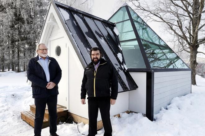 Sauli Sikkilän ja Markku Hietalan tavoitteena oli iglu, jossa voi nauttia luonnosta ja taivasnäkymistä ympäri vuoden. Lämmitysjärjestelmä lämmittää ja viilentää pyramidi-iglua tarpeen mukaan. Hietala on valmistanut Lapin markkinoille 150 perinteistä lasi-iglua viidentoista viime vuoden aikana. KUVAT: JOUKO HÄNNINEN