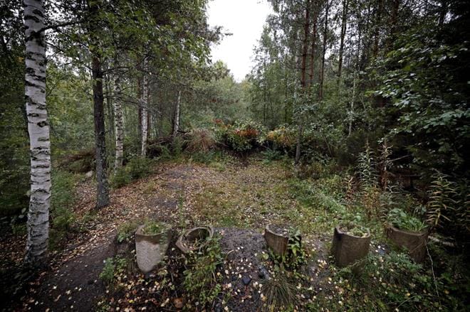 Kiistelty alue on noin 60 metrin pituinen. Alueen omistaa perikunta, jonka jäsen ei hyväksy sitä, että aluetta käytetään yleisenä kulkureittinä, kun siitä ei ole tehty kirjallista sopimusta. KUVAT: KARI LÖFHJELM