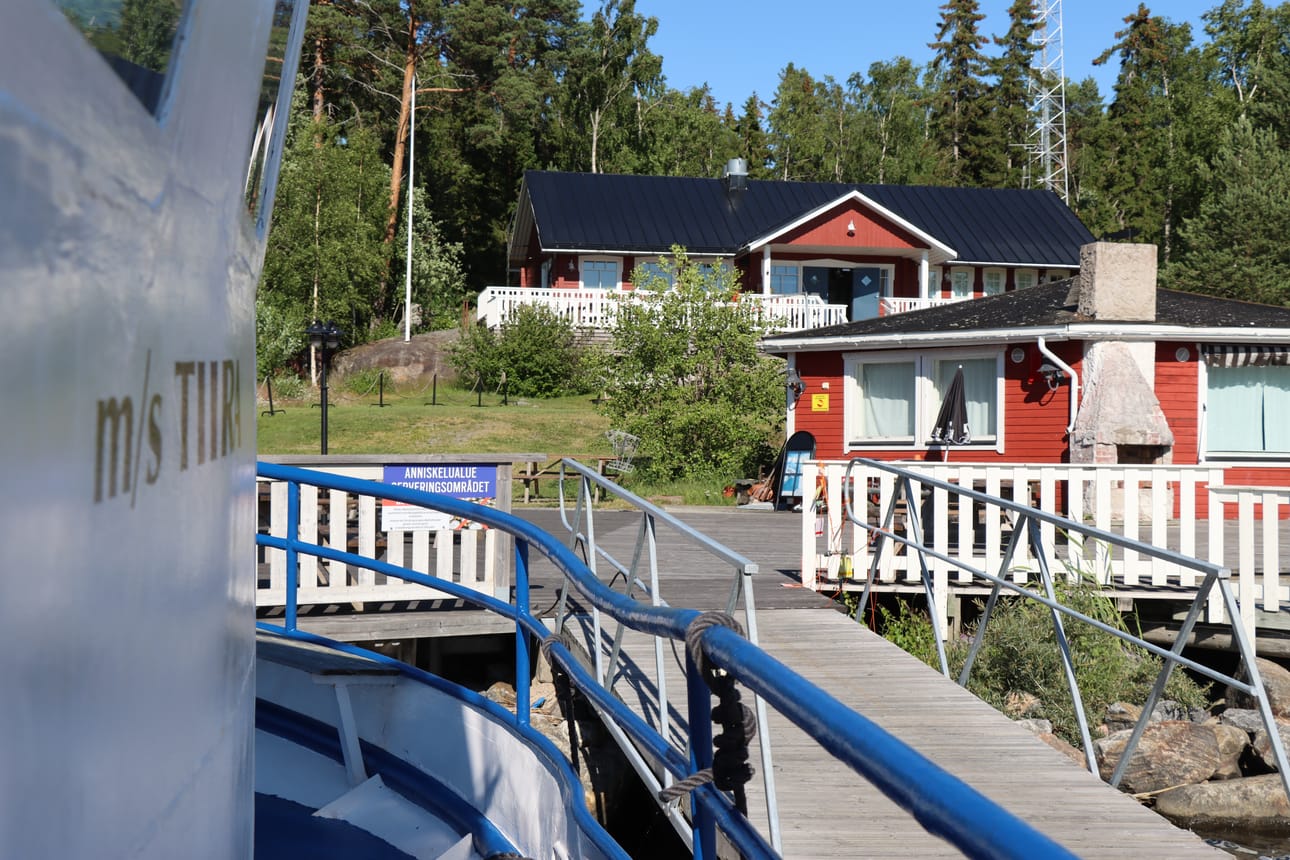 Nykyisen Jannen saluunan lisäksi pihapiirissä on vanha saluuna, joka näkyy kuvassa edustalla.