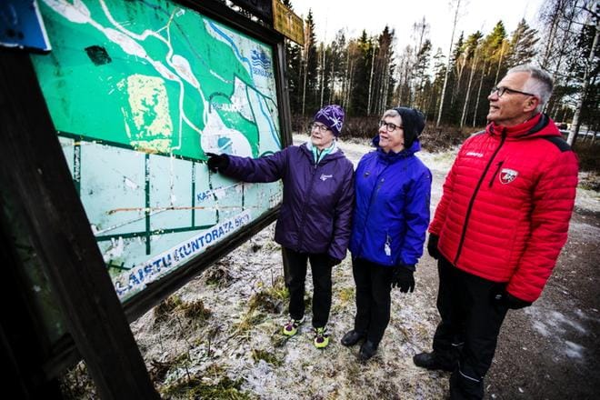 – Ota nyt tästä selvää missä olet, ihmettelee Juhani Savela Hallilanvuoren ränsistynyttä reittikarttaa. Myöskään Eija Sjögren (vas.) ja Marita Rajala eivät saa kartasta mitään selvää lähtöpaikalla.KUVAT: KRISTA LUOMA