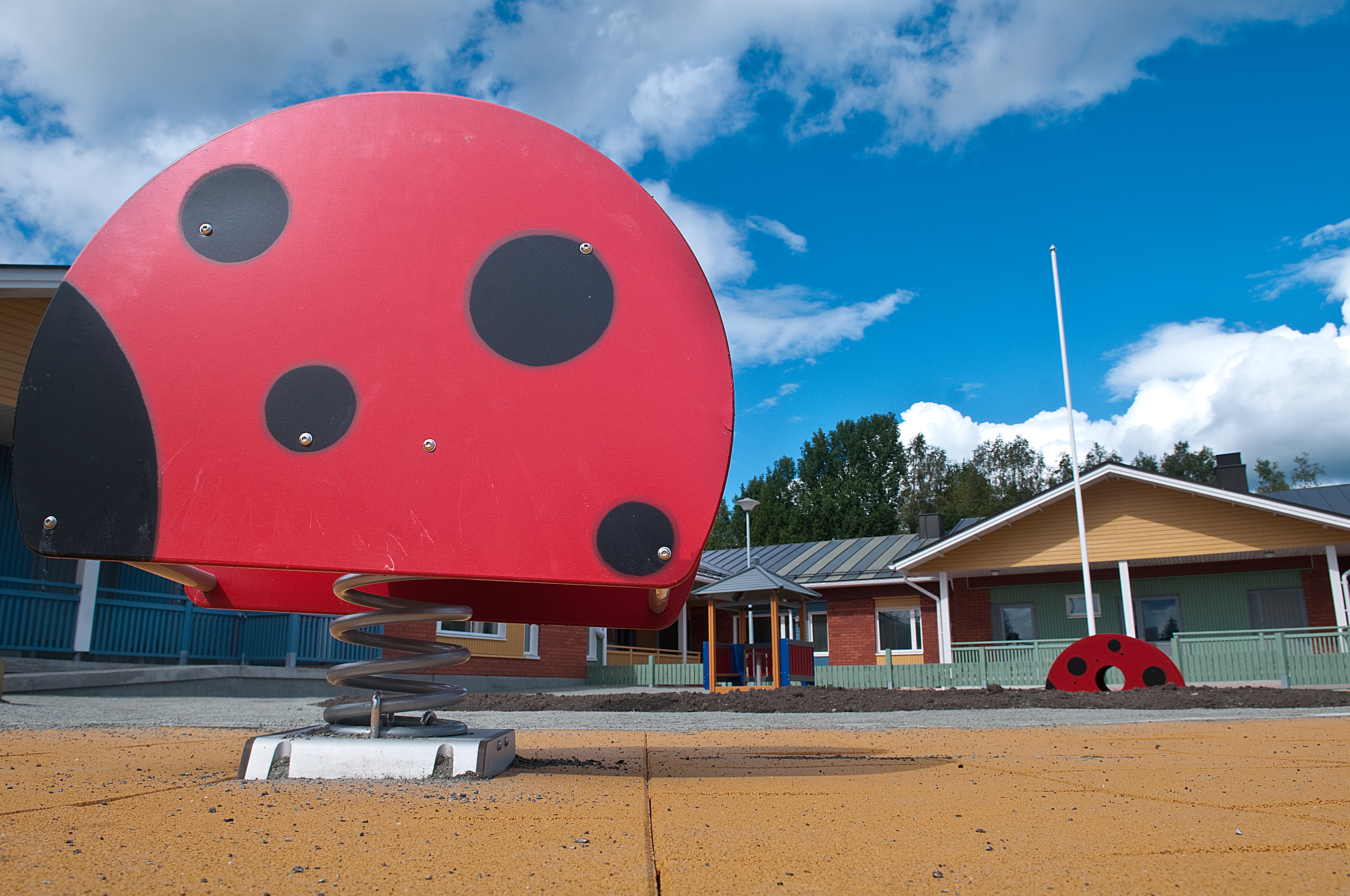 Maaseläntien Päväkodin pihan uusia leikkikalut tulevat kovaan käyttöön. Kaikkiaan päiväkodissa on laajennuksen jälkeen paikkoja liki 90 lapselle.