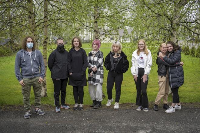 Toiminnanjohtaja Matti Puranen jakoi palkinnot aktiivisille 4H-nuorille. Palkintoja vastaanottamassa olivat Emmi Mäkipelto (toinen vas.), Johanna Keskitalo, Kerttu Leppänen, Pihla Hakkarainen, Veera Niemenaho, Silja Lamminpää ja Lumina Kotanen. Palkinnon sai lisäksi Enni Järvelä. KUVA: AARRE LÖYTÖMÄKI
