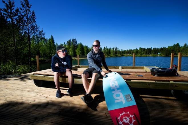 Elmo Saikkonen ja Emil Viitala eivät kanna kaunaa, vaikka joutuivatkin valituksen vuoksi odottamaan unelmansa toteutumista yhden ylimääräisen vuoden. Yrittäjät rakentavat Tanelinlammen vesiurheilukeskuksen itse ja töitä tehdään lähes kellon ympäri, että keskus saadaan ensi perjantaina avattua. Kaapeliradan on tarkoitus nousta lammelle alkuviikosta. KUVA: JAAKKO ELENIUS