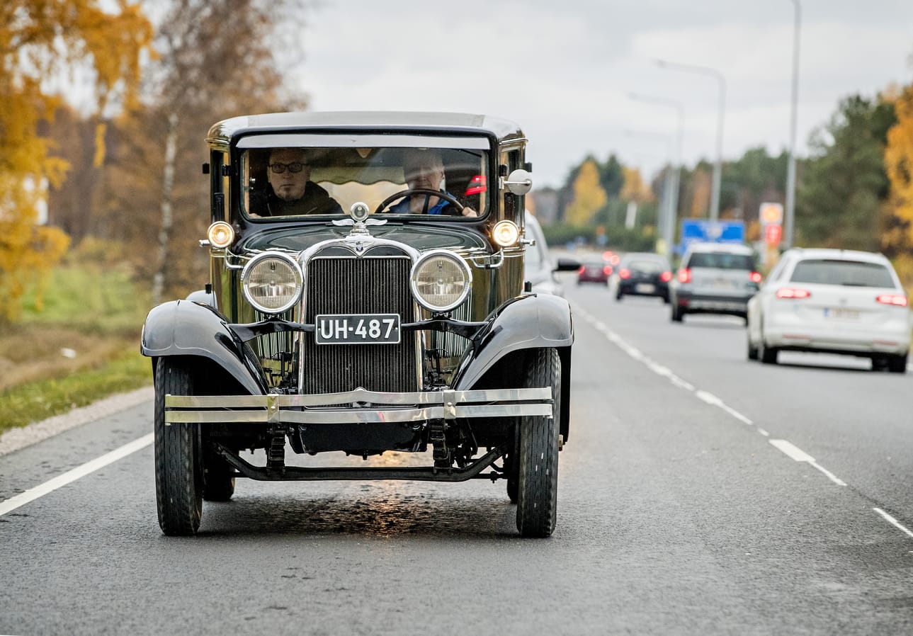 Kohta 90-vuotias autovanhus erottuu muusta liikenteestä Lentokentäntiellä. Auton rattia vääntää Rami Kohtalo, ja vänkärin paikalla istuu Tommi Tanninen. Miesten mielestä Dodgella on yllättävän mukava ajaa, kun malttaa pitää vauhdin korkeintaan 50:ssä.