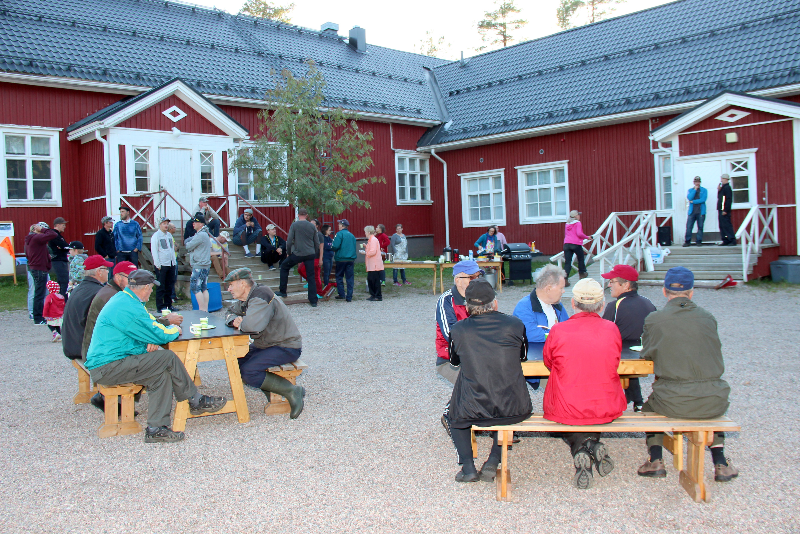 Kipinän koulussa on tilanpuute, koska oppilaita on 60. Kuva kesäajalta, jolloin koulun pihalla pidettiin perhokalastajien tilaisuus.