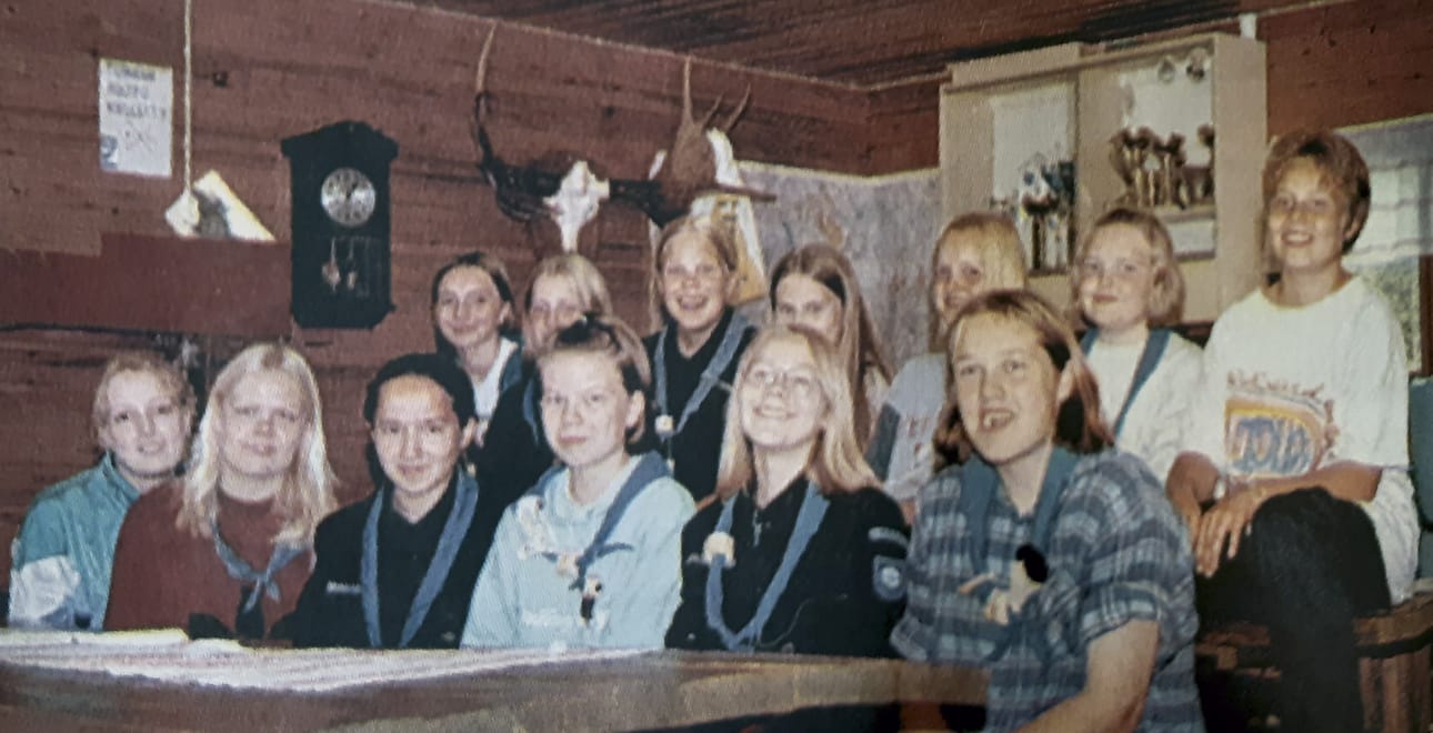 Uusia vartionjohtajia koulutettiin Levijoella muutama viikko takaperin. Edessä osa kurssin ohjaajista, Anne Peltokangas ja Marianne Hautamäki, sekä kurssilaiset Marika Amemori, Katja Keckman, Anna Lillstrang ja Jonna Joensuu. Tak. vas. Jonna Puumala, Marika Niemi, Mari Etula, Pauliina Rantakangas, Minna Yli-Sikkilä ja Jaana Kujala.