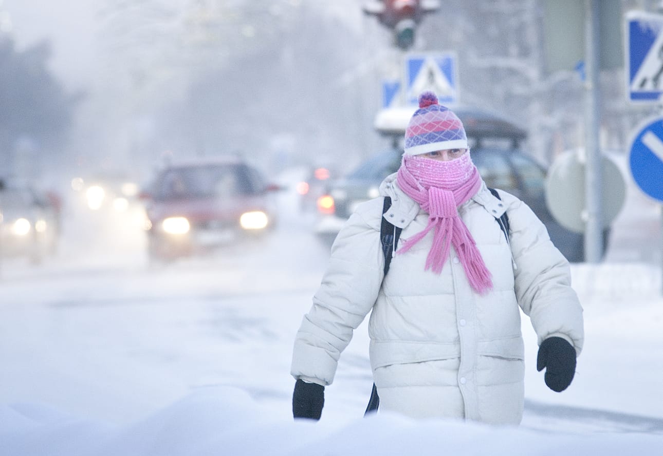Kova pakkanen ja lumi ovat muovanneet vaarojen puihin melkoiset tykyt. Ulkona liikkujien on pukeuduttava sään mukaisesti.