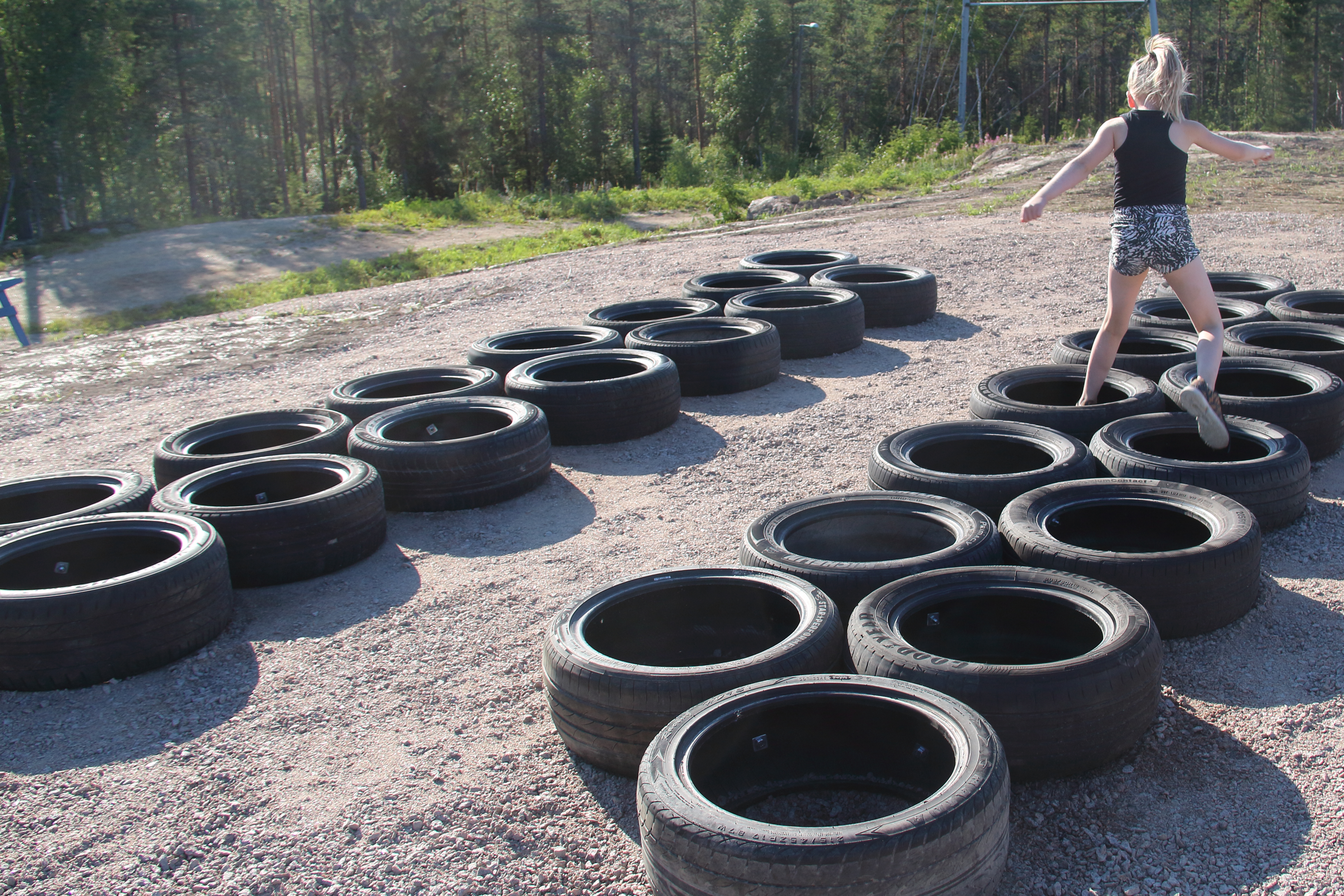 Apinaradan loppupäässä juostaan autonrenkaissa. Rata haastaa sopivasti kehon kaikki paikat.