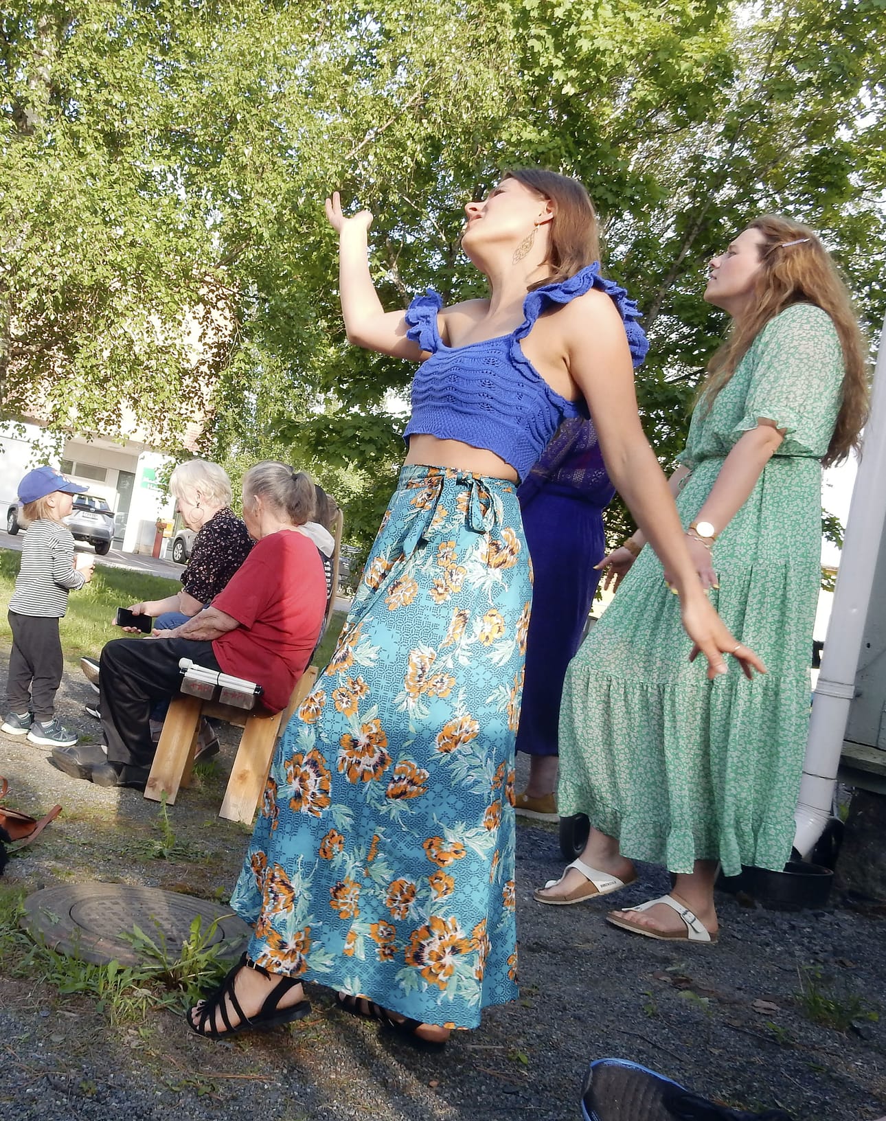 Kesäillassa musiikista nauttinut yleisö tunsi Peltokurjen esittämät kappaleet. Tutut rytmit menivät jalan alle.