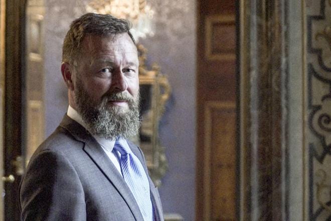 Ruotsin kansallismuseon suomalainen johtaja Berndt Arell puhuu Ylen ruotsinkielisten toimitusten miesdokumentissa suoria ja omakohtaisia sanoja. Aiheina ovat väkivalta ja homottelu sekä peniksen koko miehisyyden mittana. KUVA: Pink Orbit Production