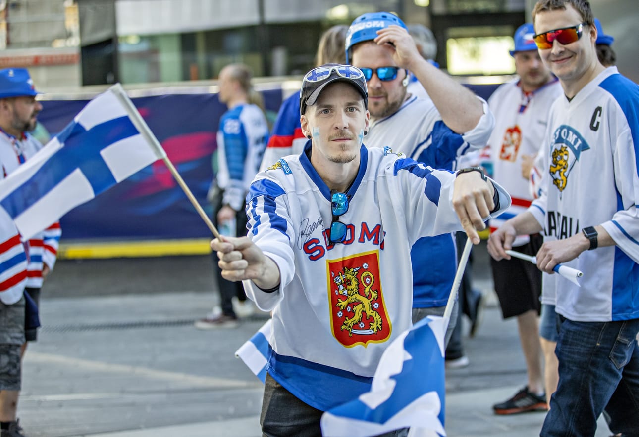 MM-huuma näkyy Tampereen katukuvassa. Kuva keväältä 2022.