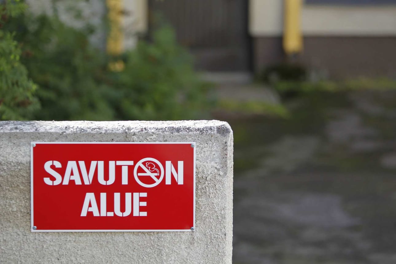 Allergia-, iho ja astmaliitto muistuttaa, että tupakan haju aiheuttaa tuoksuherkälle oireita siinä missä parfyymi tai partavesi. Haju kantautuu helposti myös sisätiloihin. Tupakkapaikan siirtäminen on huomaavaista tuoksuherkkien lisäksi myös muita asiakkaita kohtaan.
