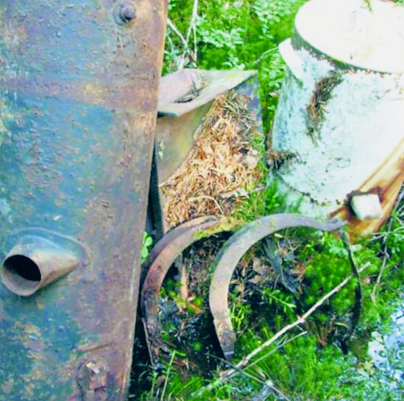 Tällaiset välineet löytyivät Mourungin metsätien varrelta.