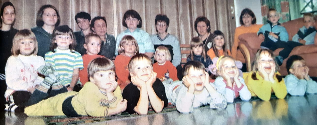 Kitronhaan pikkuväki odottelee malttamattomana palkinnon kärräämistä pihamaalle. Edessä vas. Joonas Viitasaari, Jani-Matti Tuomela, Eetu Yli-Mannila, Maria Halinen, Henna Peltoniemi ja Tino Takala. Tak. vas. Lotta Kyrönlahti, Anniina Raivio, Kaisa Niemi, Roosa Sillanpää, Jaana Myllyaho, Maria Aarnio ja Jenny Yli-Mannila. Sohvalla Viljo Sillanpää ja Juho Murtokangas. Tak. Kitronhaan emot: harjoittelijat Hanna Maunuksela ja Terhi Aho yläasteelta sekä Kaie Kankaanpää, Rauni Honkakoski, Anna-Liisa Luoma-aho, Helena Kasvi, Eila Rintala ja Helena Hakala.