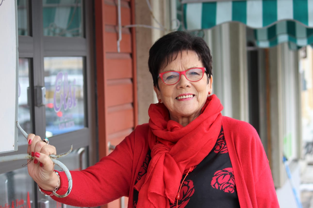 Hilkka Wilhelms on paljasjalkainen kantakaupunkilainen. Hänellä on ollut kauneuden ja taiteen erikoisliike kaupungin keskustassa 36 vuotta.